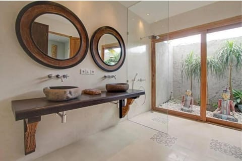 Villa Louwie in Canggu - 5 bedroom with ensuite Villa in North Kuta