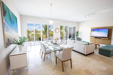 Communal lounge/ TV room, TV and multimedia, Living room, Dining area