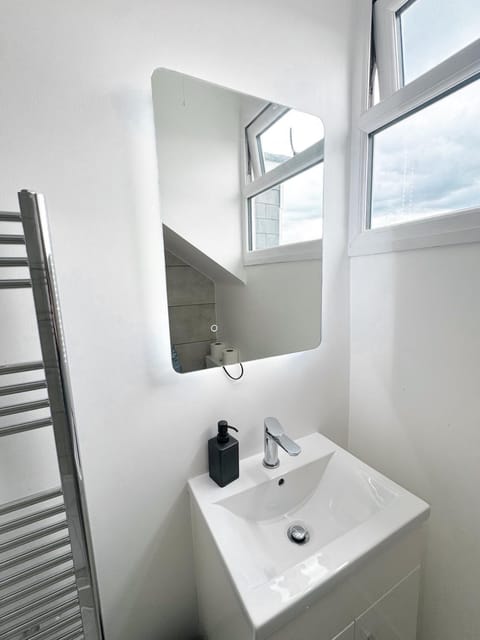 Modern 4 Bed En-suite House in Leeds - Free parking Apartment in Leeds