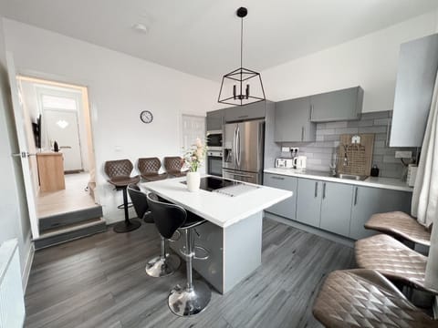 Modern 4 Bed En-suite House in Leeds - Free parking Apartment in Leeds