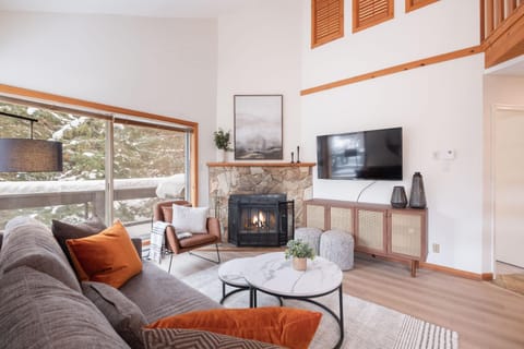 TV and multimedia, Living room, Seating area, flat iron