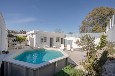 Property building, Day, Pool view, Swimming pool