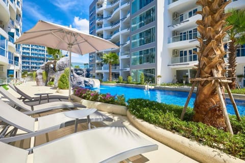 Swimming pool, sunbed