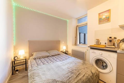 Bed, Photo of the whole room, Bedroom, washing machine