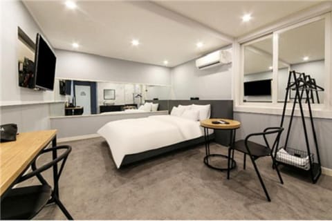 Bed, TV and multimedia, Seating area, Bedroom, Breakfast, minibar, air conditioner