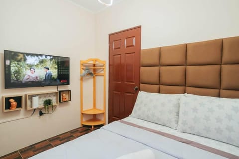 Bed, TV and multimedia, Bedroom