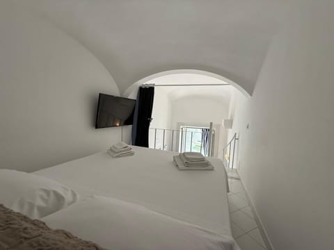 Bed, TV and multimedia, Photo of the whole room, Bedroom, towels