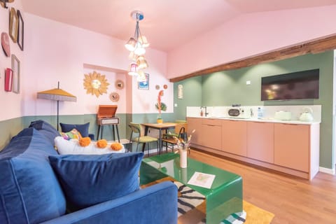 Kitchen or kitchenette, Living room, Seating area