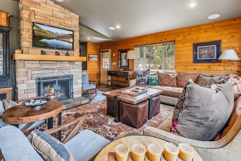 Tranquil 4BR on Peak 7 with Hot Tub Dog Friendly House in Breckenridge