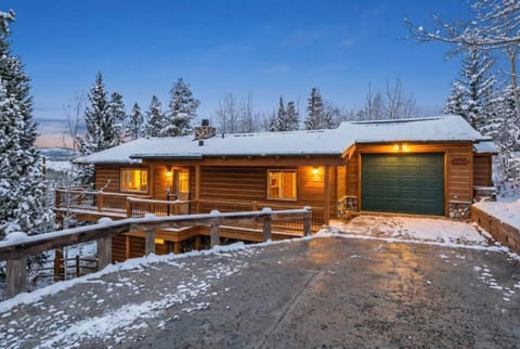 Tranquil 4BR on Peak 7 with Hot Tub Dog Friendly House in Breckenridge