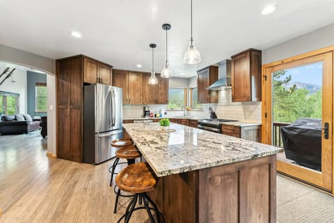 Peak 7 Mountain Lodge - Hot Tub & Expansive Views House in Breckenridge