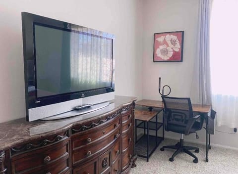 Large master bedroom with Separate bathroom and work desk on the first floor Vacation rental in Riverside