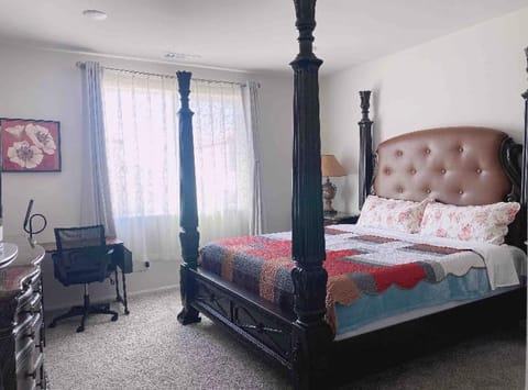 Large master bedroom with Separate bathroom and work desk on the first floor Vacation rental in Riverside