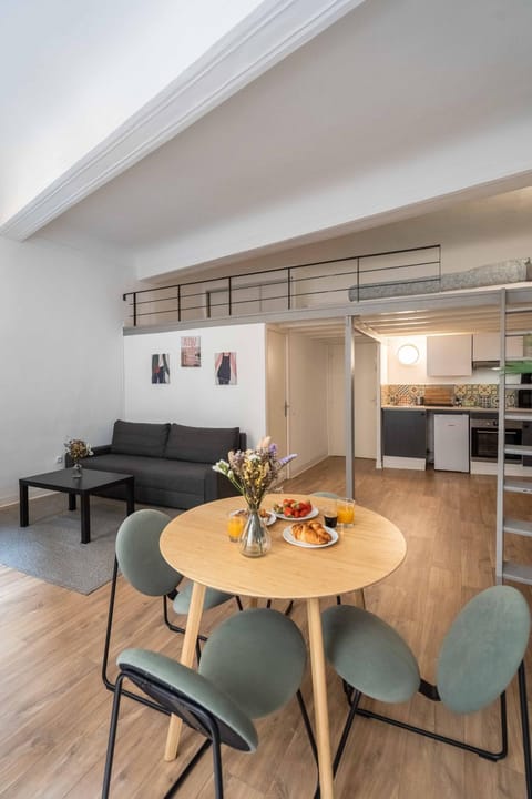 Kitchen or kitchenette, Living room, Food and drinks, Seating area, Dining area