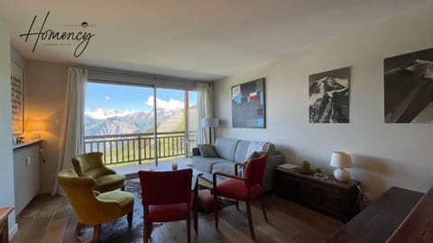 Balcony/Terrace, Living room, Mountain view