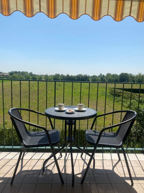Natural landscape, Balcony/Terrace, Dining area, Garden view