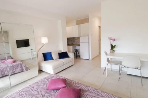 Bed, TV and multimedia, Kitchen or kitchenette, Living room, Photo of the whole room, Seating area, Dining area, Bedroom