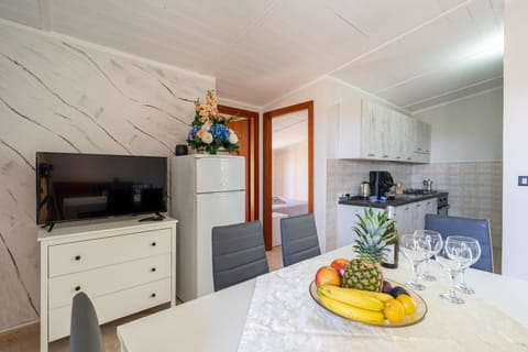 TV and multimedia, Kitchen or kitchenette, Seating area, Dining area, Food, pet friendly, stove