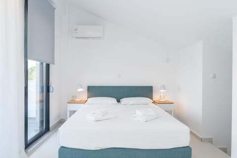 Bed, Photo of the whole room, Bedroom, towels, air conditioner