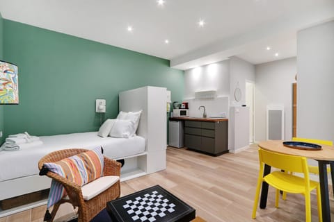 Bed, Coffee/tea facilities, Photo of the whole room, Seating area, Dining area, Bedroom, minibar, stove