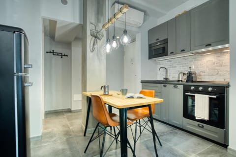 Coffee/tea facilities, Kitchen or kitchenette, Dining area, oven, stove