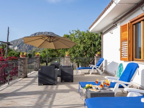 Property building, Garden, View (from property/room), Balcony/Terrace, Garden view, sunbed