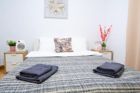 Bed, Bedroom, towels