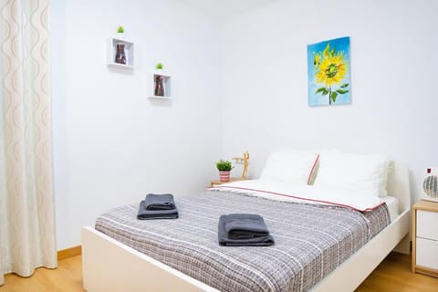 Bed, Bedroom, towels