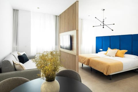 Bed, TV and multimedia, Photo of the whole room, Bedroom