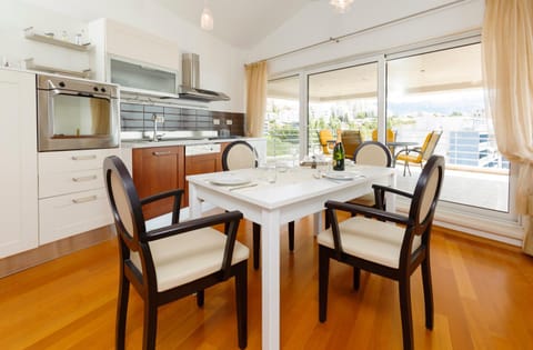 Kitchen or kitchenette, Dining area, oven