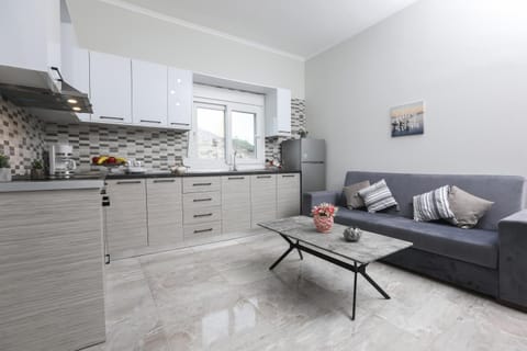 Kitchen or kitchenette, Living room, Seating area, Dining area