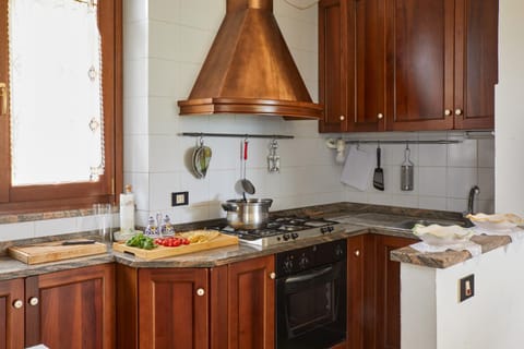 Coffee/tea facilities, Kitchen or kitchenette, pet friendly, stove