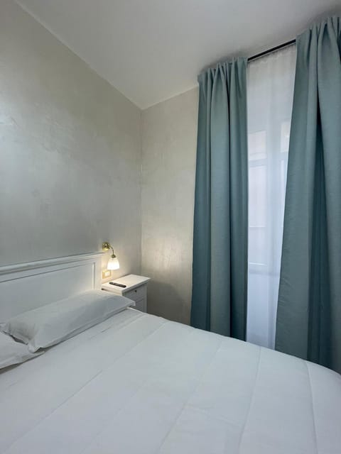 Bed, TV and multimedia, Bedroom, Quiet street view