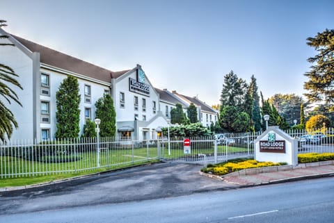 Property building, Spring, Day, Neighbourhood, Natural landscape, Street view, Location, Parking