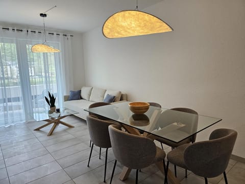 Living room, Seating area, Dining area, Mountain view