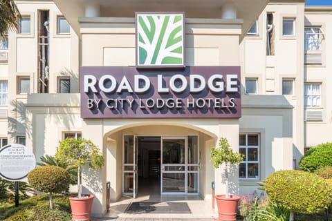 Property building, Patio, Staff, View (from property/room), Food, Garden view, Alcoholic drinks, Certificate/Award, fireplace, pet friendly, VIP, kitchen
