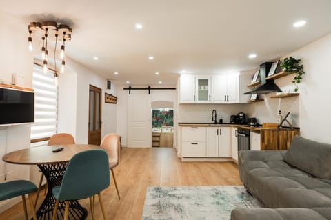 TV and multimedia, Kitchen or kitchenette, Living room, Seating area, Dining area