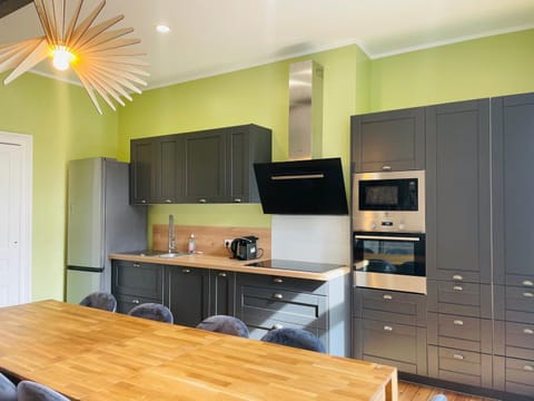 Kitchen or kitchenette, Dining area, dishwasher, minibar, pet friendly, stove, toaster