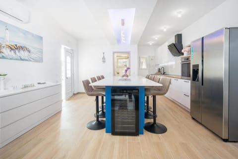 Dining area, minibar, pet friendly, stove, kitchen