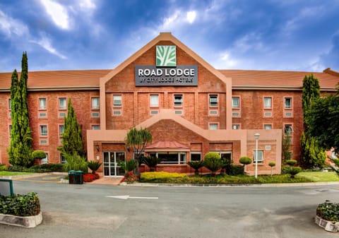 Property building, Facade/entrance, Spring, Day, Area and facilities, Facility for disabled guests, Parking