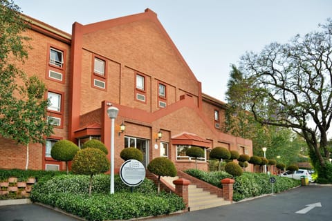 Property building, Spring, Bed, Day, Garden, Garden view, Breakfast, Breakfast, English/Irish breakfast, Parking