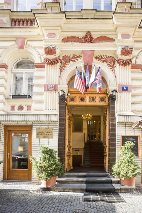 Facade/entrance