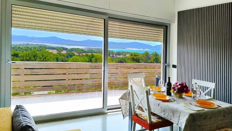 Living room, Lake view, Sea view