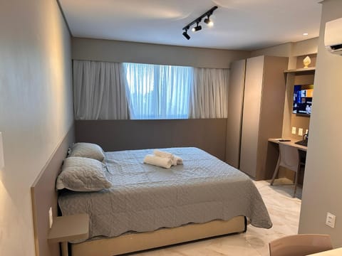 Bed, TV and multimedia, Photo of the whole room, Bedroom, towels