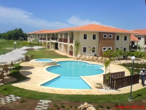 Day, Pool view
