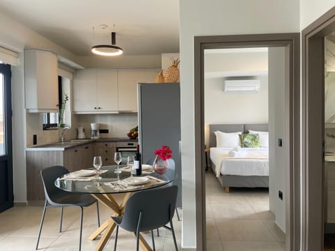 Bed, Kitchen or kitchenette, Living room, Seating area, Dining area, Bedroom, air conditioner