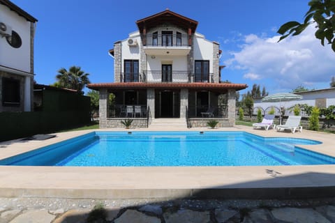 Property building, Day, Pool view, Swimming pool, Swimming pool, sunbed