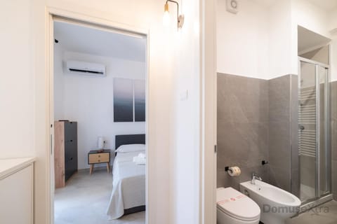 Shower, Toilet, Bed, Bathroom, Photo of the whole room, bidet, towels, air conditioner