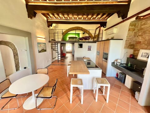 Kitchen or kitchenette, Seating area, Dining area, oven
