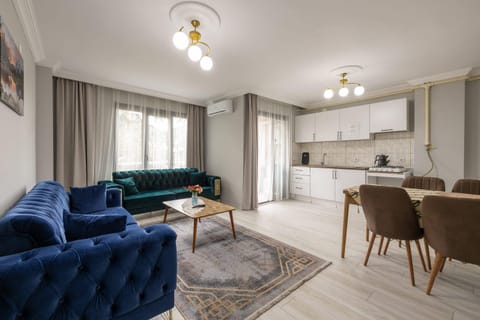 Kitchen or kitchenette, Living room, Seating area, Dining area, minibar, stove